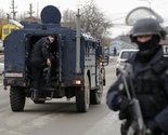 Nakon hapšenja, kosovska policija sprovodi Đurića ka granici sa Srbijom 