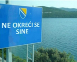 Na graničnim prelazima u BiH postavljene table s natpisom “Ne okreći se sine”