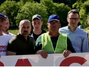 Na Vučićev miting u Beograd preko granice autobusima i pešice