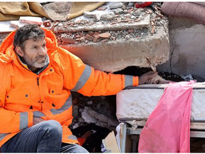 Najpotresnija slika iz Turske: Tata drži ruku mrtve kćeri koja je zatrpana pod ruševinama...
