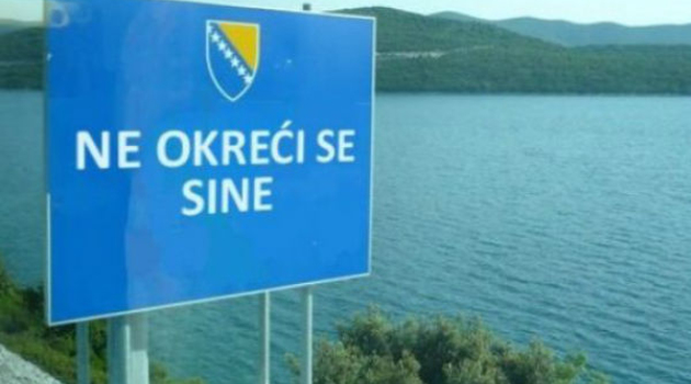 Na graničnim prelazima u BiH postavljene table s natpisom “Ne okreći se sine”
