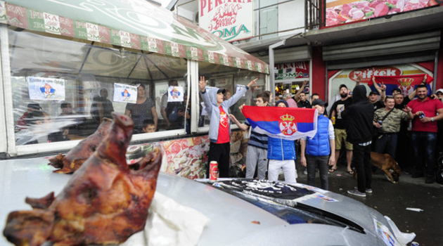 Vlasnik pekare se slikao sa simbolom Velike Albanije, grupa ekstremista ispred pekare pevala o paljenju džamija