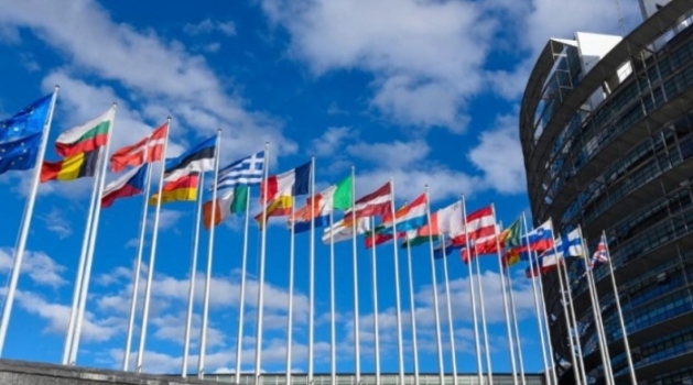 EU: Kosovo ima pravo da postepeno uklanja tablice KM