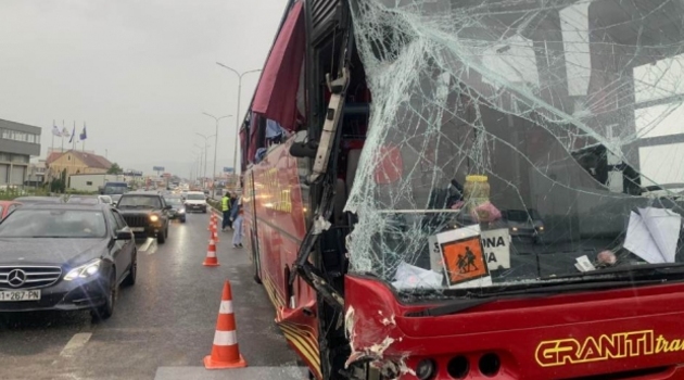U saobraćajnoj nesreći na putu Priština-Peć povređeno 30 osoba -Foto