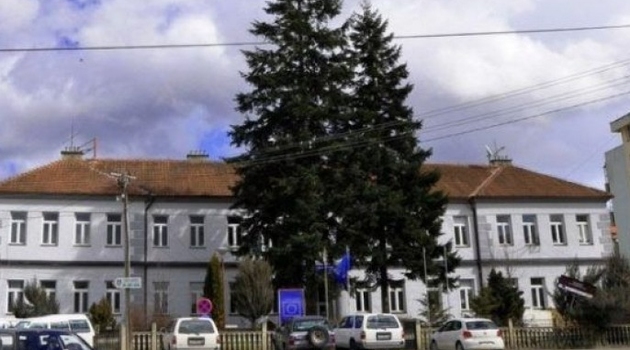 Bivši službenik opštine Dragaš osuđen godinu dana uslovno zbog potpisivanja ugovora sa firmom direktra
